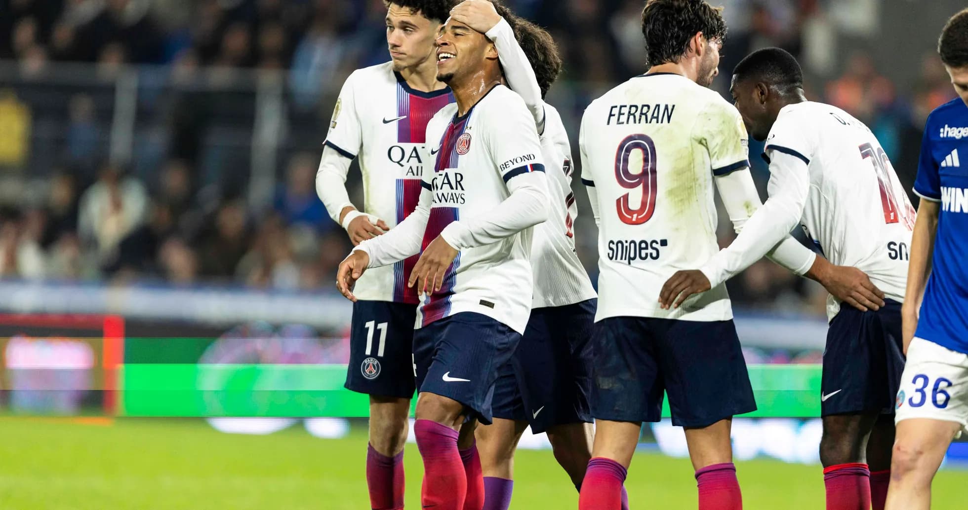 Jugadores del PSG celebrando un gol en el campo