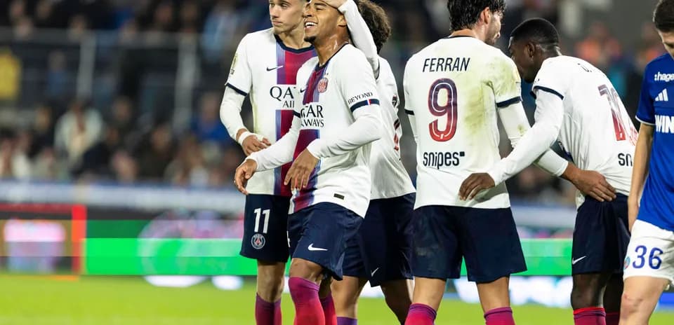 Jugadores del PSG celebrando un gol en el campo