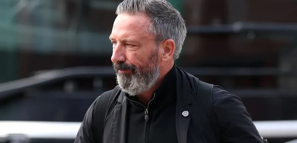 Hombre con barba gris caminando hacia el autobús