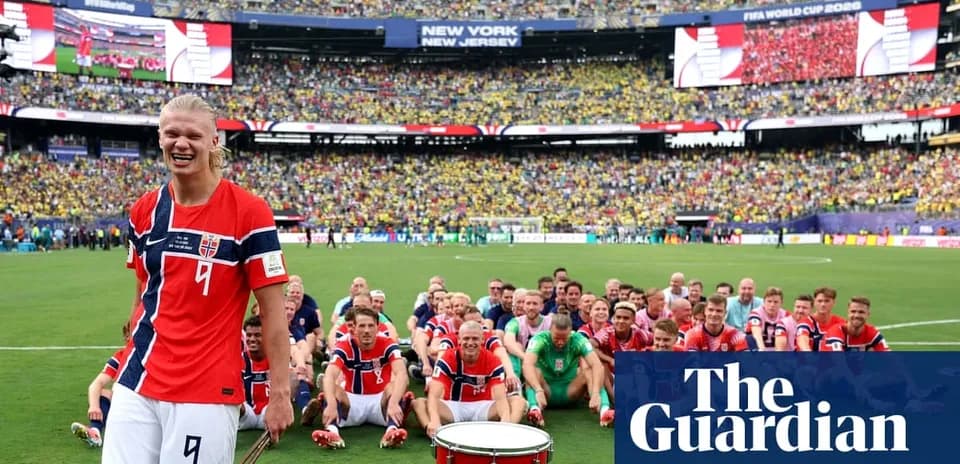 Jugadores de Noruega posando en el campo del estadio