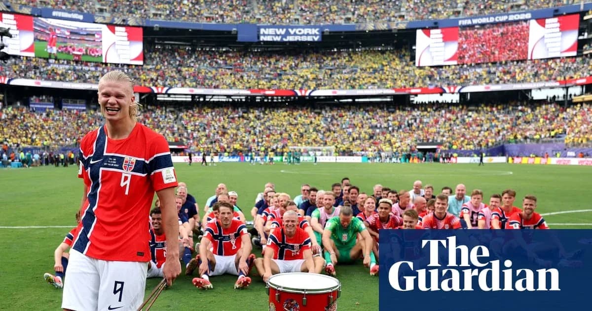 Jugadores de Noruega posando en el campo del estadio
