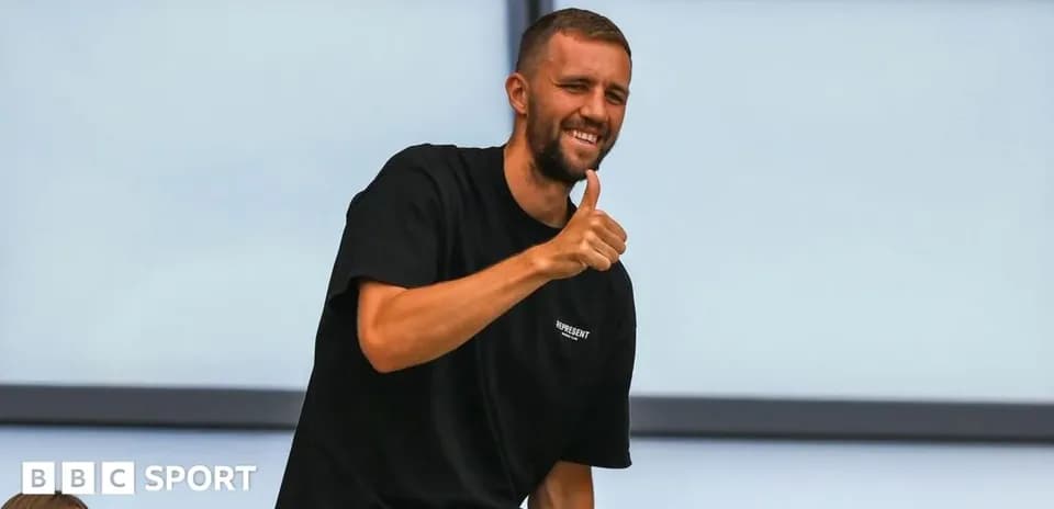 Hombre sonriendo y levantando el pulgar en evento