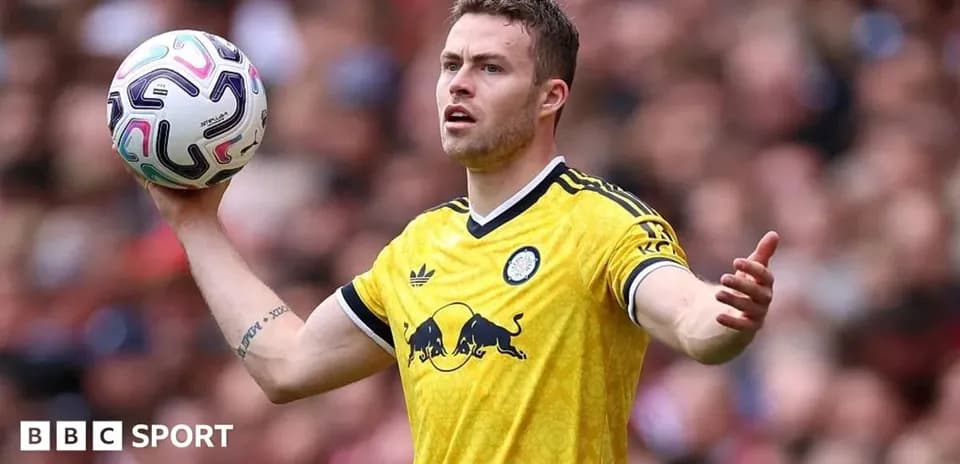 Jugador sosteniendo el balón durante un partido