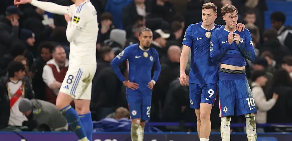 Jugadores de Chelsea saliendo del campo tras partido