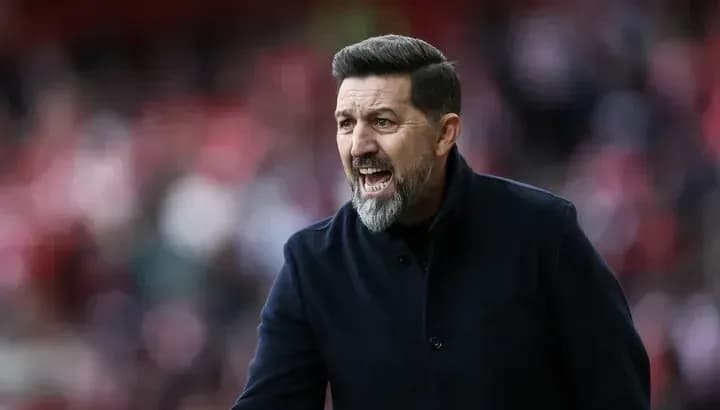 Entrenador dirigiendo a su equipo durante el partido