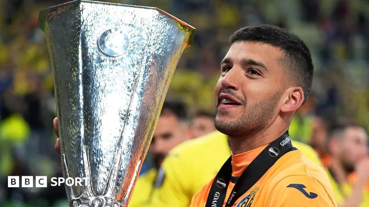 Jugador sosteniendo trofeo de la UEFA Europa League