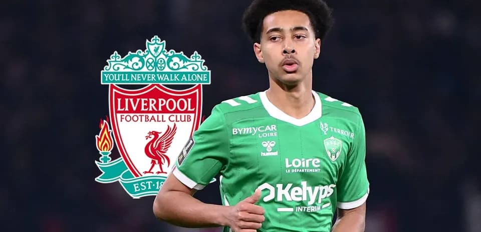 Jugador de fútbol con camiseta verde y logo de Liverpool