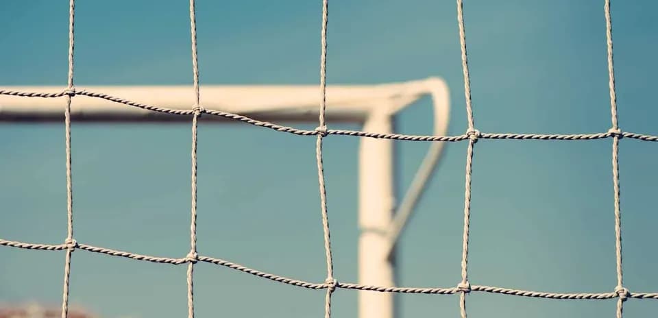 Red de un arco de fútbol con fondo azul