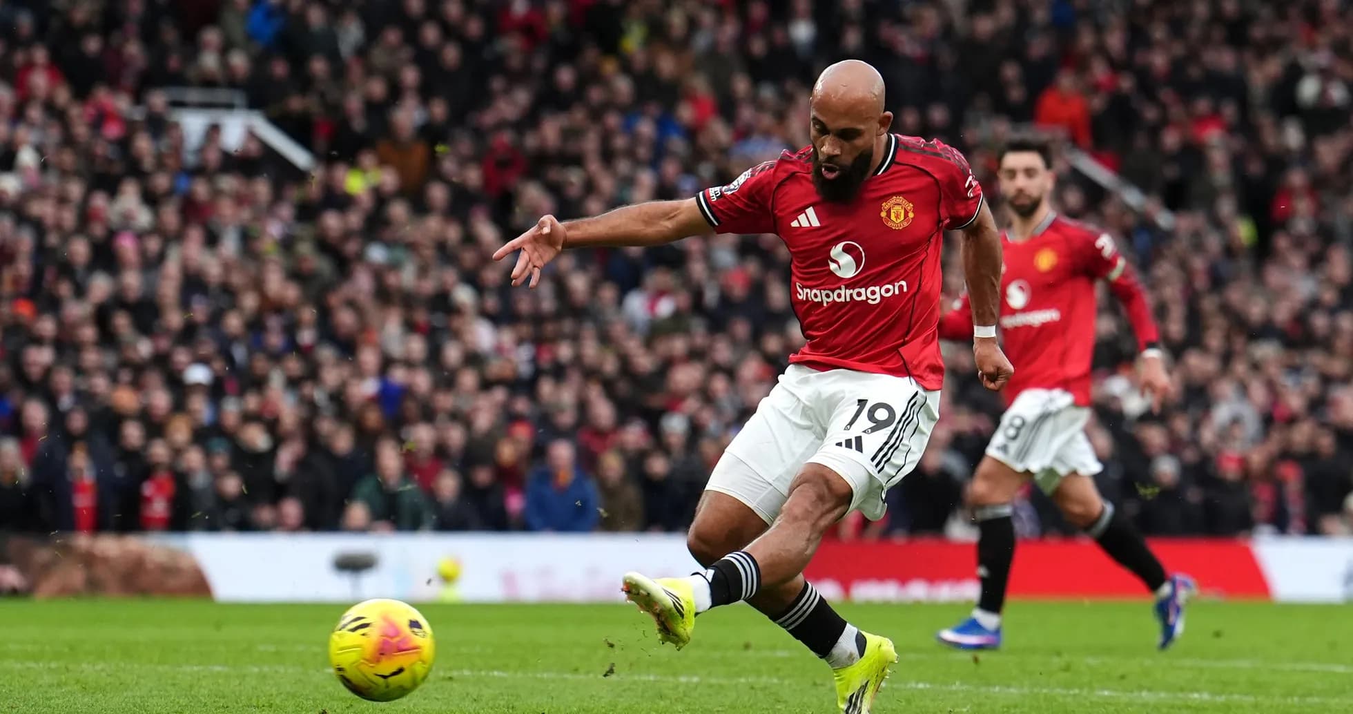 Jugador de Manchester United disparando a puerta