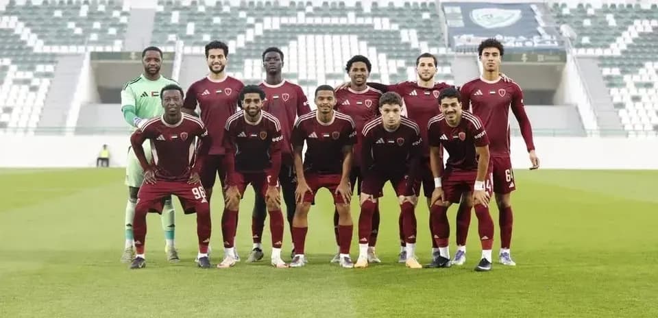 Equipo Al Wahda U23 posando en el estadio