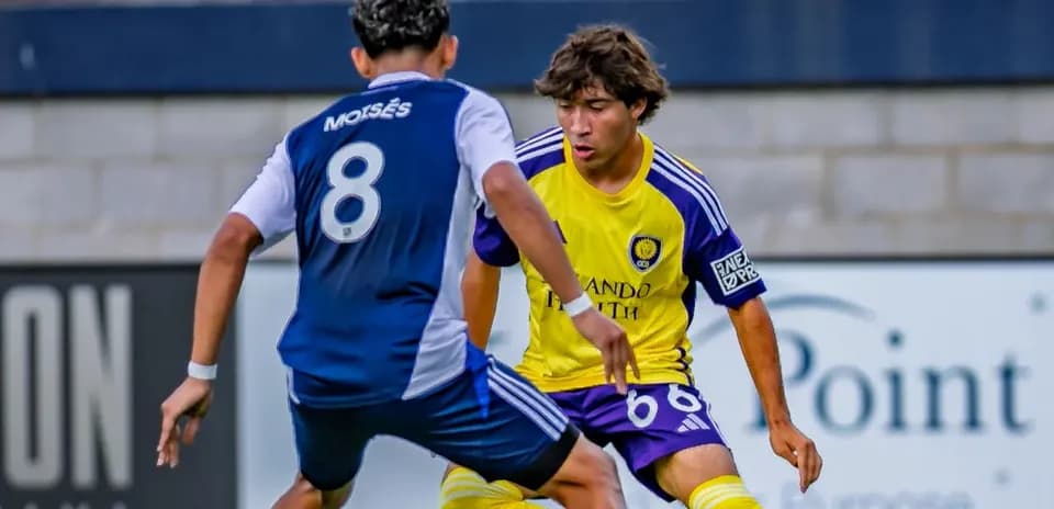 Jugadores de Orlando City II en acción