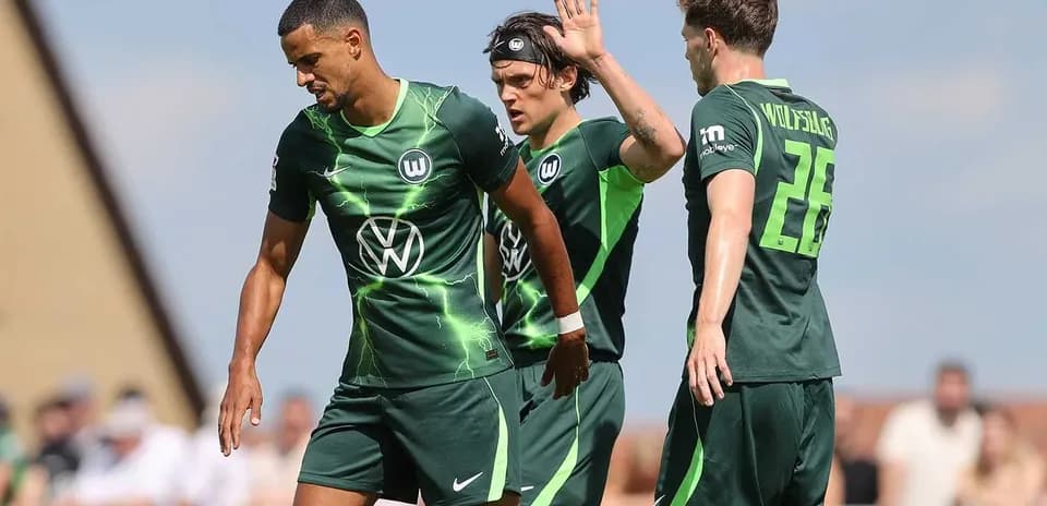 Jugadores de Wolfsburg en el campo durante el partido
