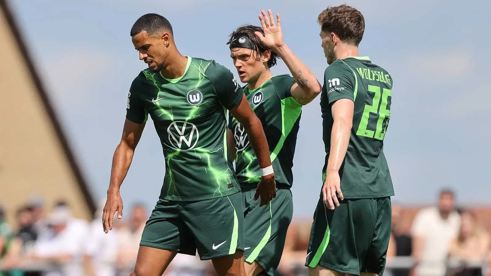 Jugadores de Wolfsburg en el campo durante el partido