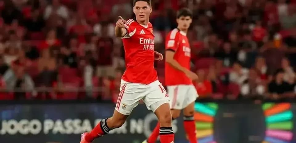 Jugador de Benfica señalando durante un partido