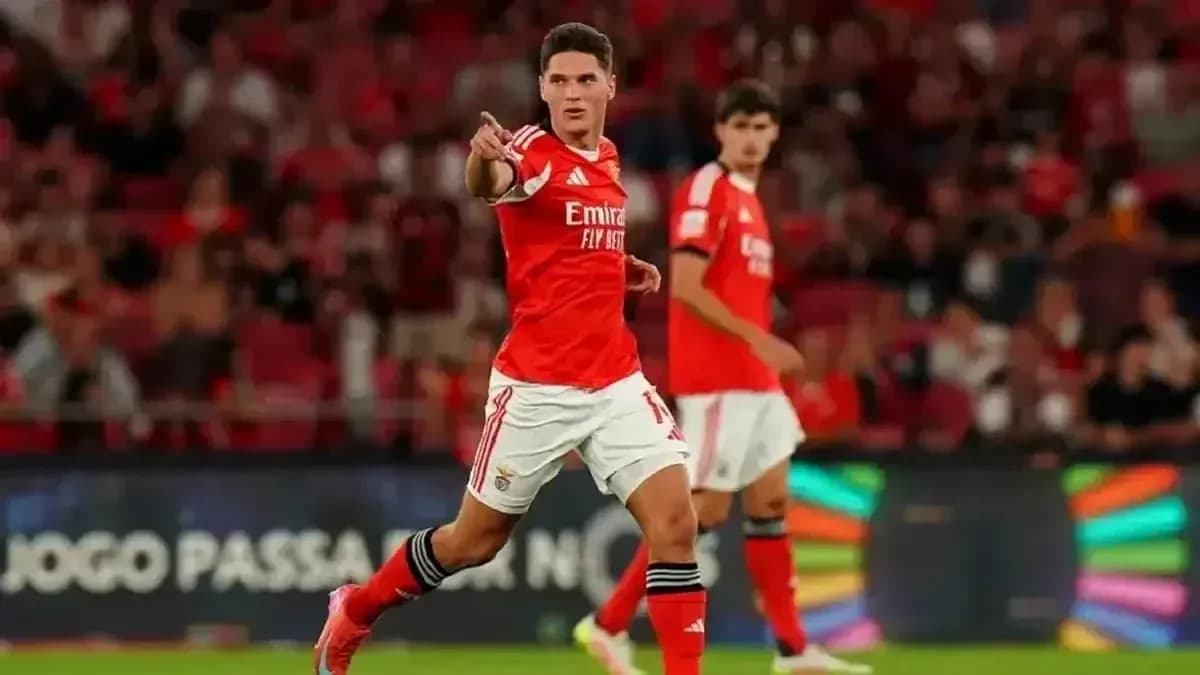 Jugador de Benfica señalando durante un partido