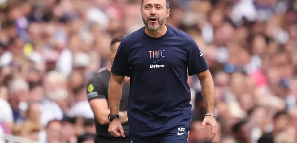 Entrenador dirigiendo al equipo durante el partido