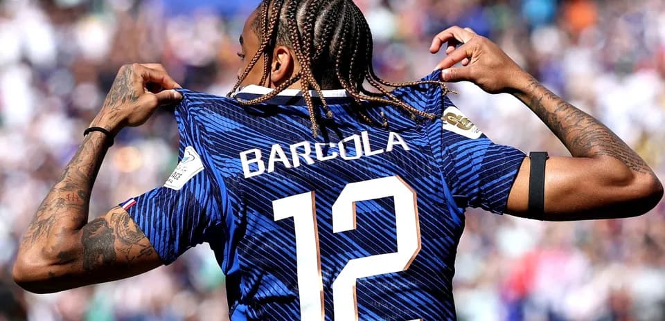 Jugador mostrando su camiseta durante el partido