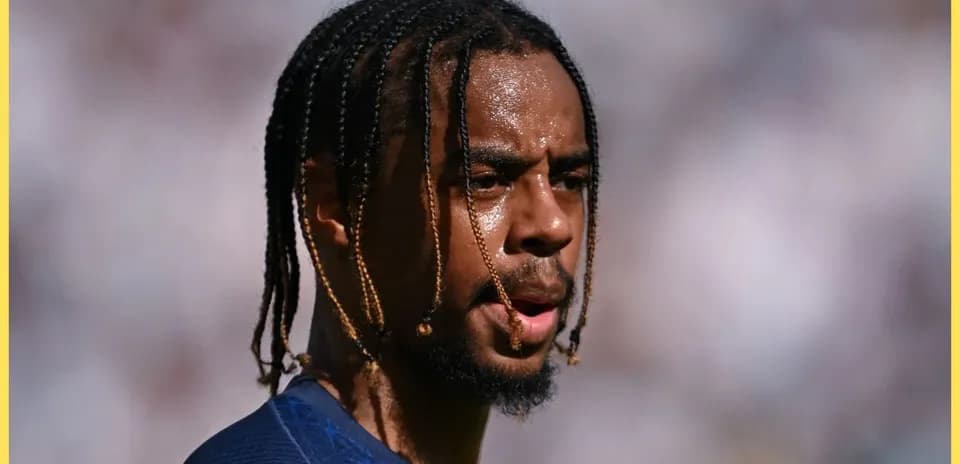 Jugador con trenzas durante un partido de fútbol