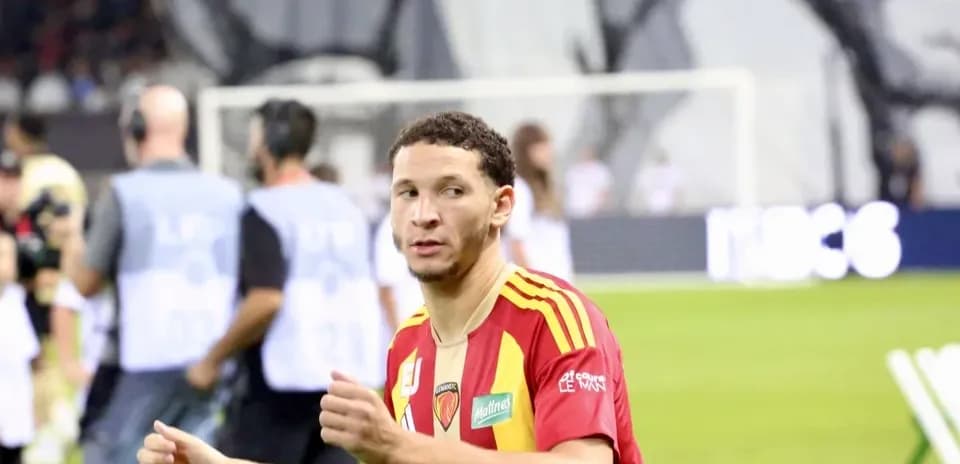 Jugador con camiseta roja en el campo de fútbol