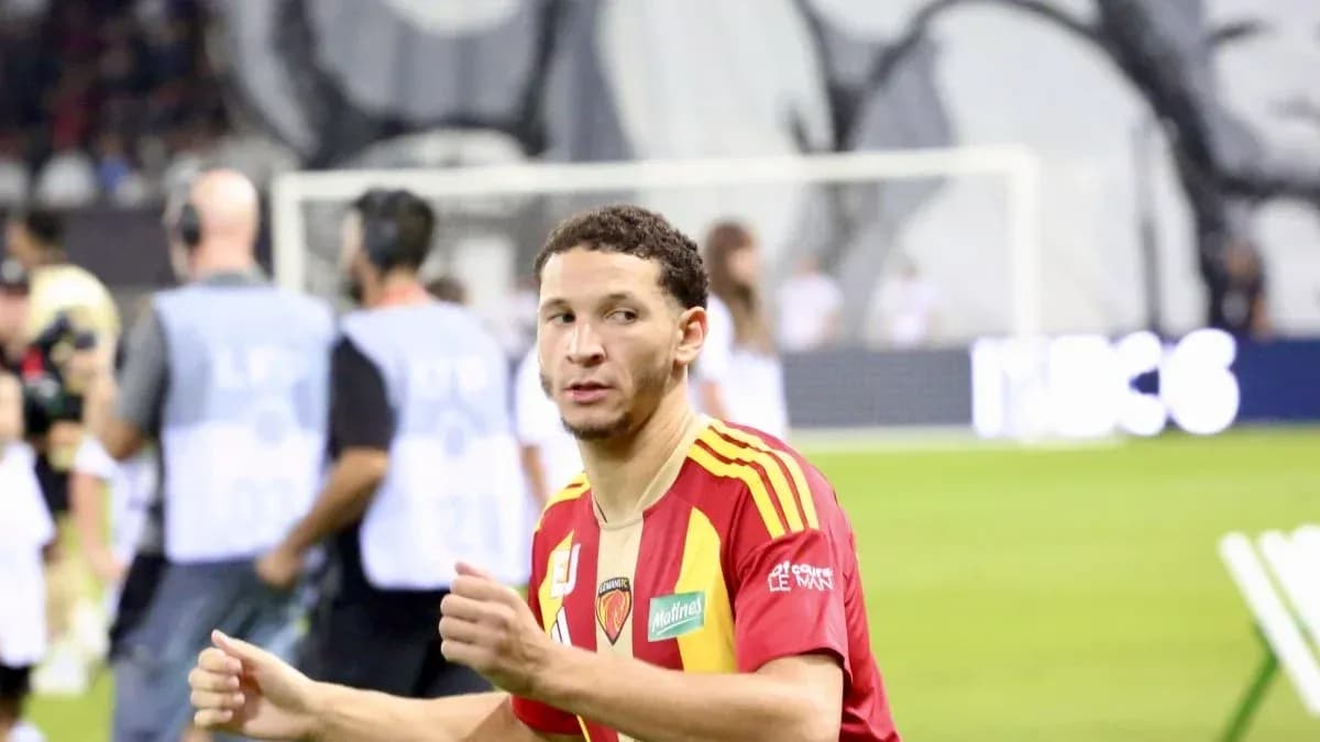 Jugador con camiseta roja en el campo de fútbol