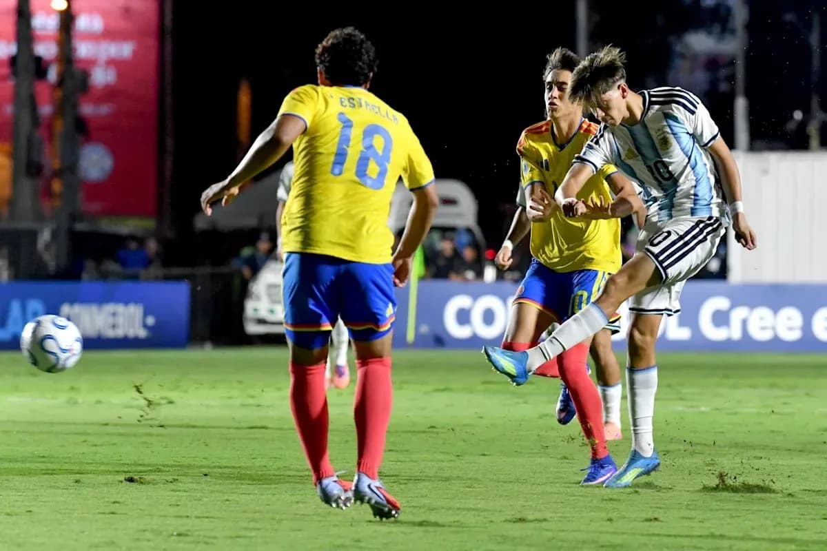 Jugador argentino disparando mientras es marcado por rivales