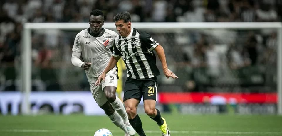 Dos jugadores compitiendo por el balón en el partido
