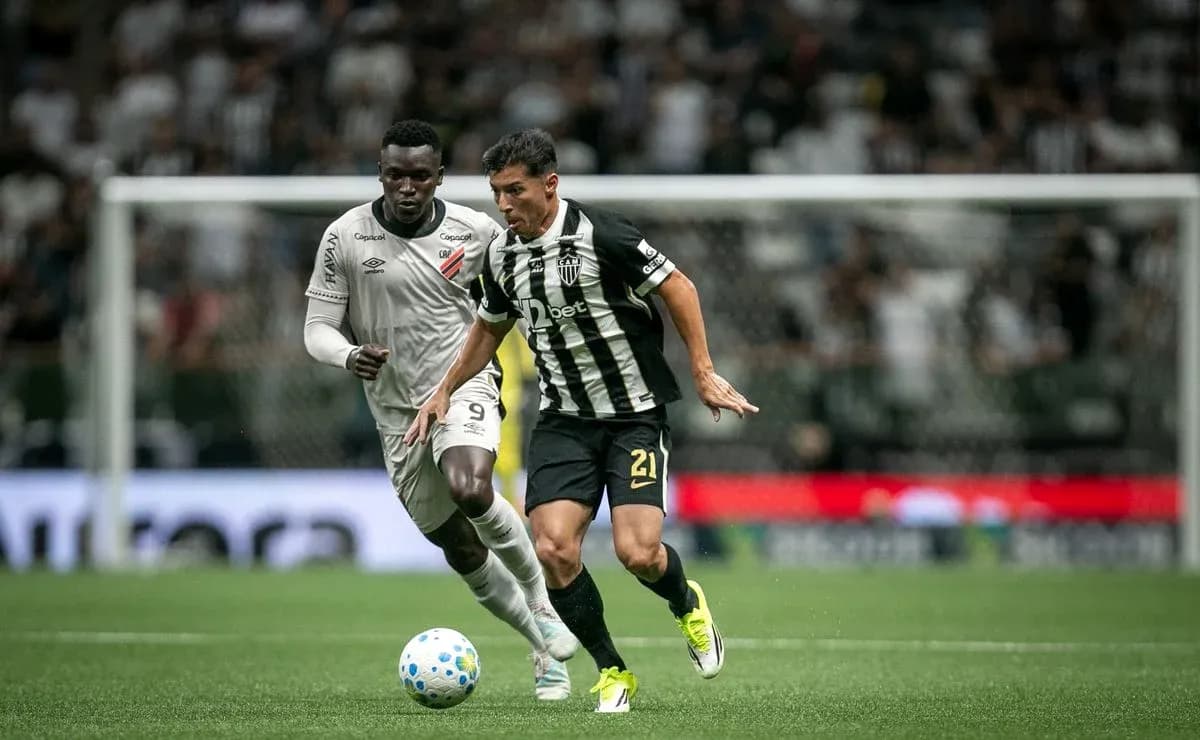 Dos jugadores compitiendo por el balón en el partido
