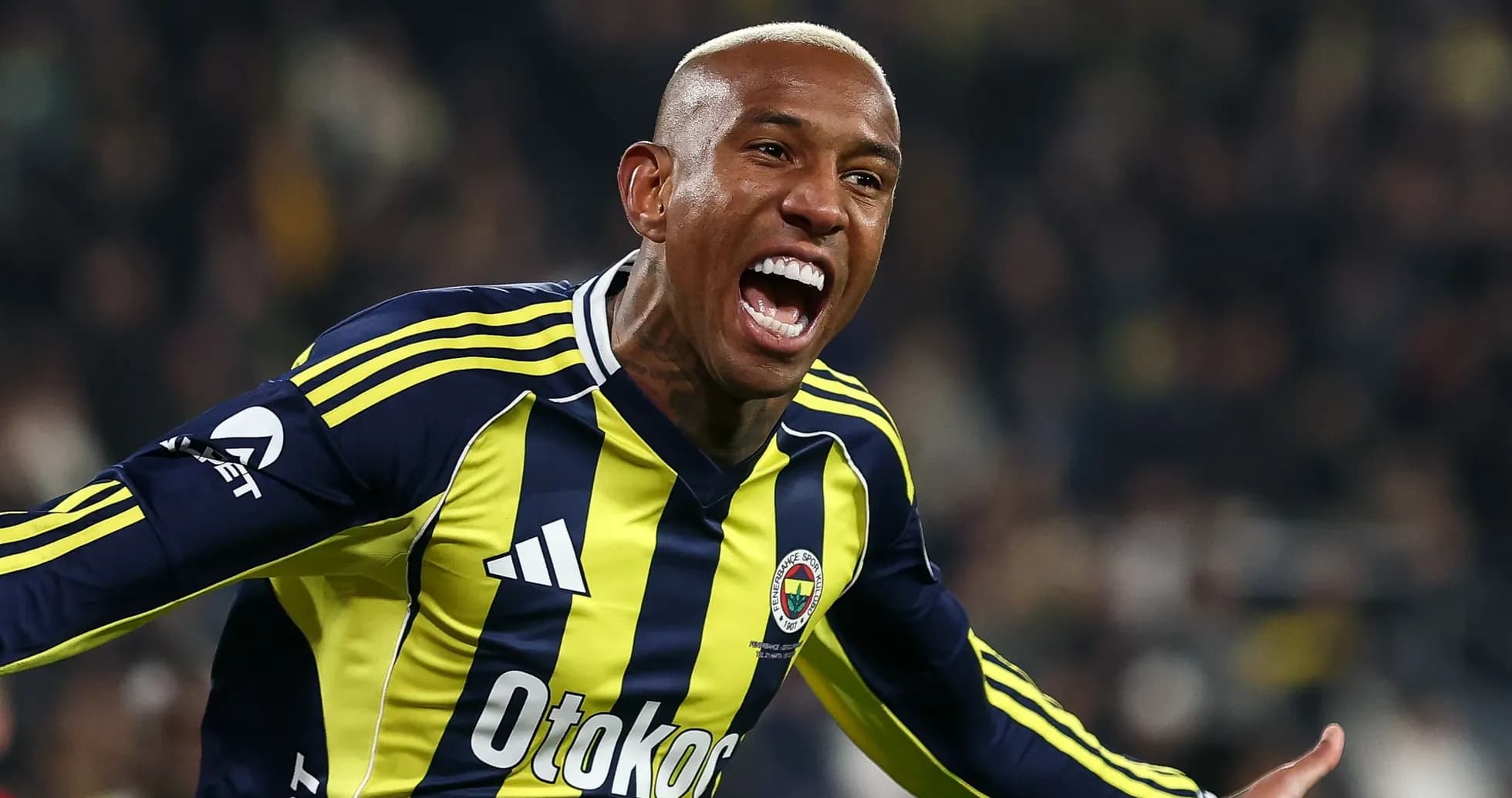 Jugador de Fenerbahçe celebrando un gol en partido