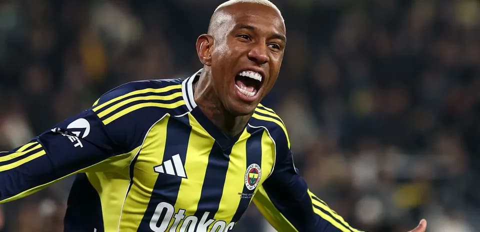 Jugador de Fenerbahçe celebrando un gol en partido