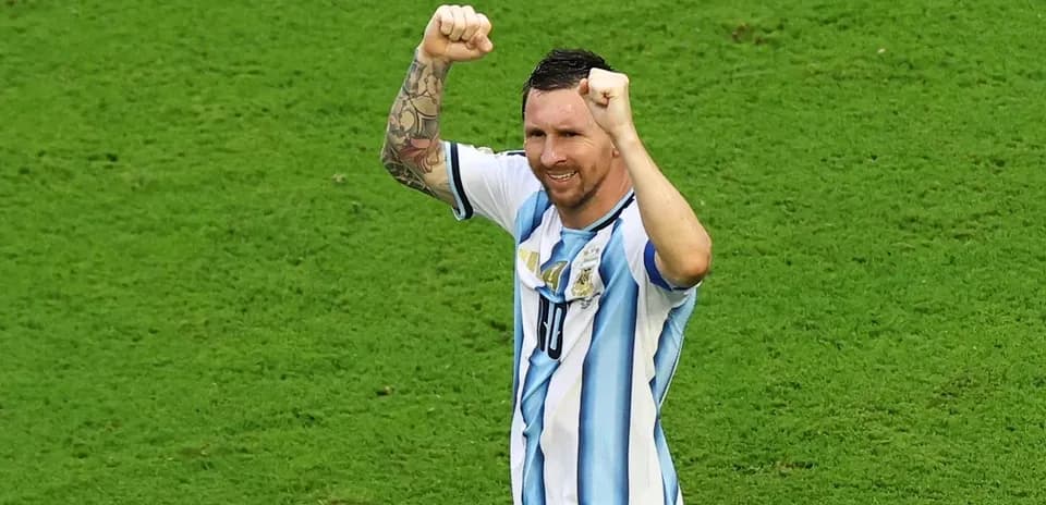 Jugador celebrando con los puños en alto en el campo