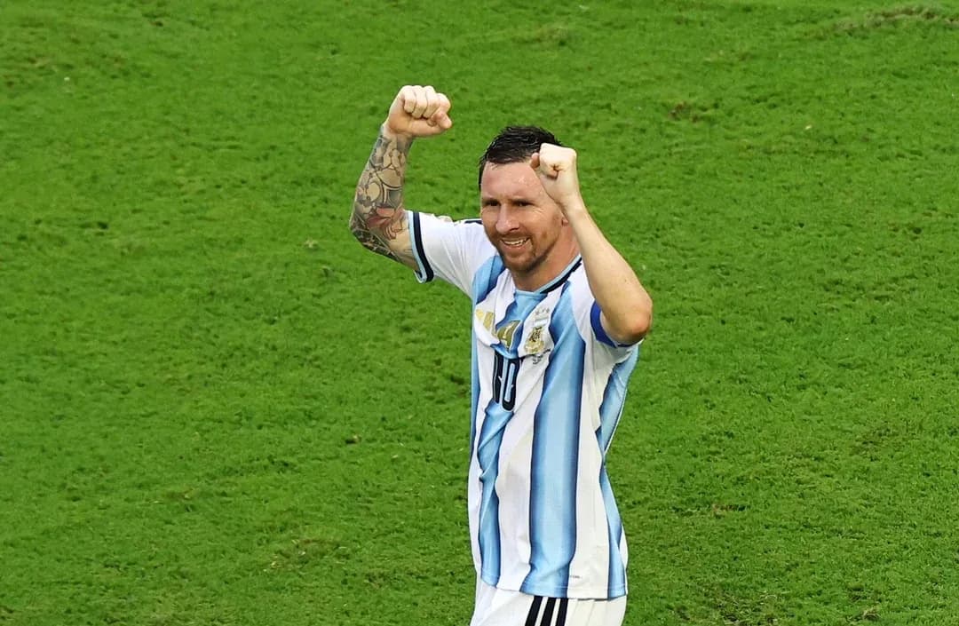 Jugador celebrando con los puños en alto en el campo