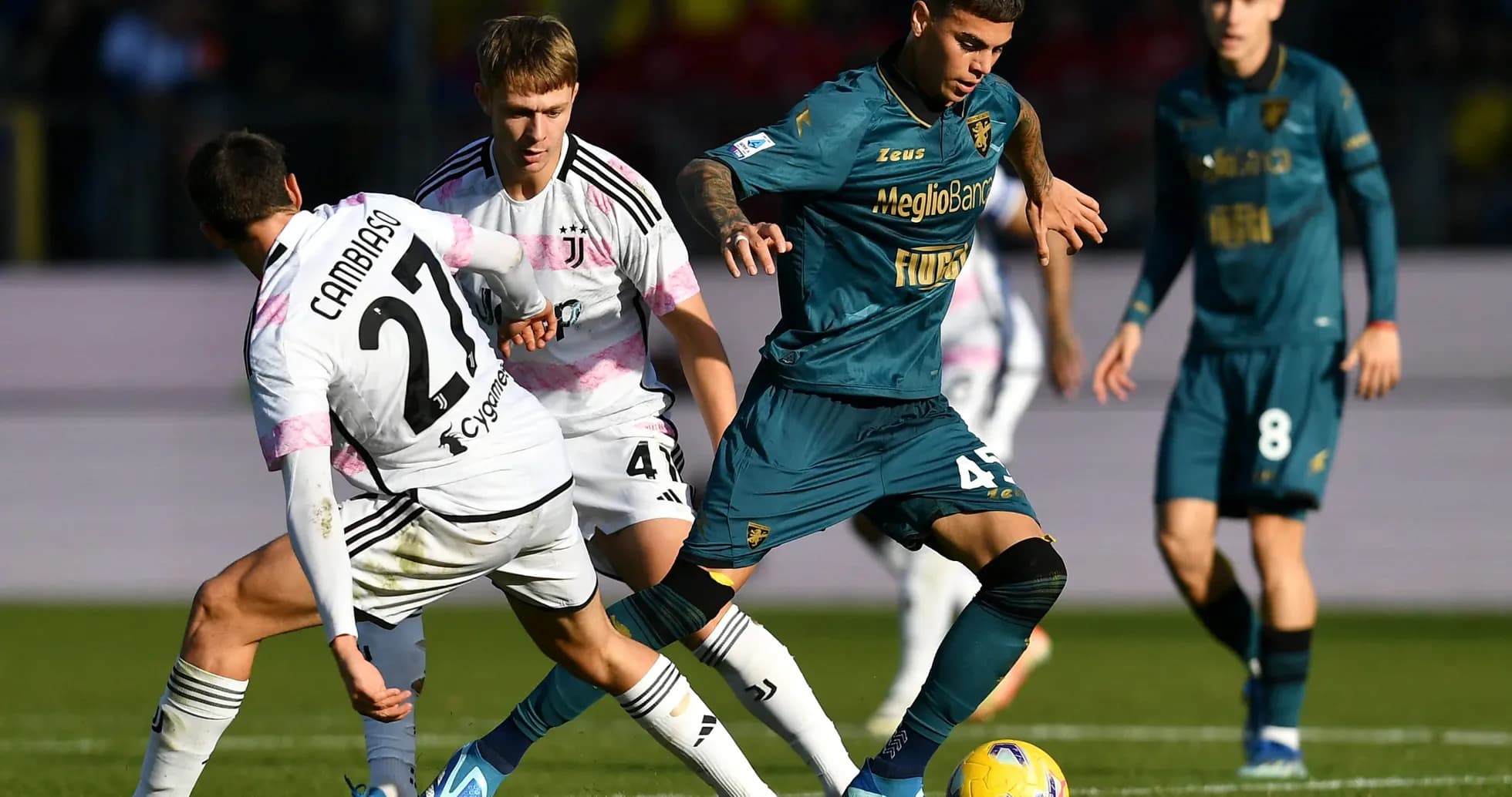 Jugadores de Frosinone y Juventus en acción