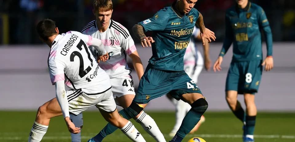 Jugadores de Frosinone y Juventus en acción