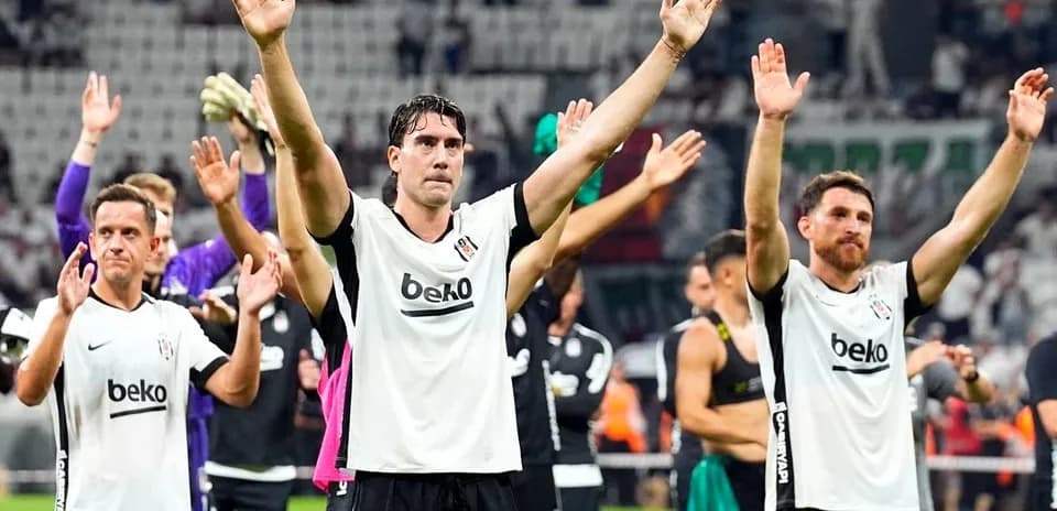 Jugadores de Beşiktaş celebrando con aficionados
