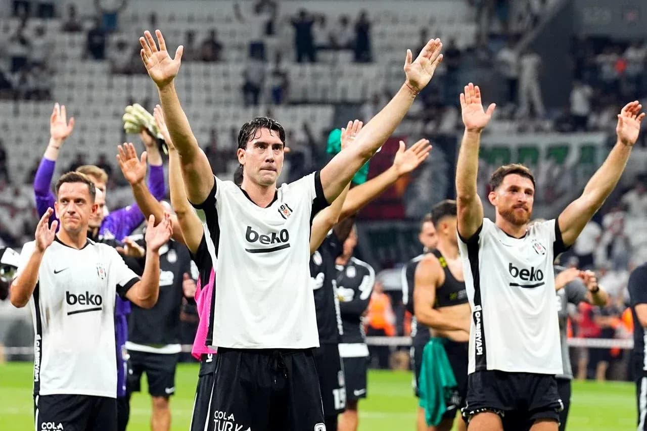 Jugadores de Beşiktaş celebrando con aficionados