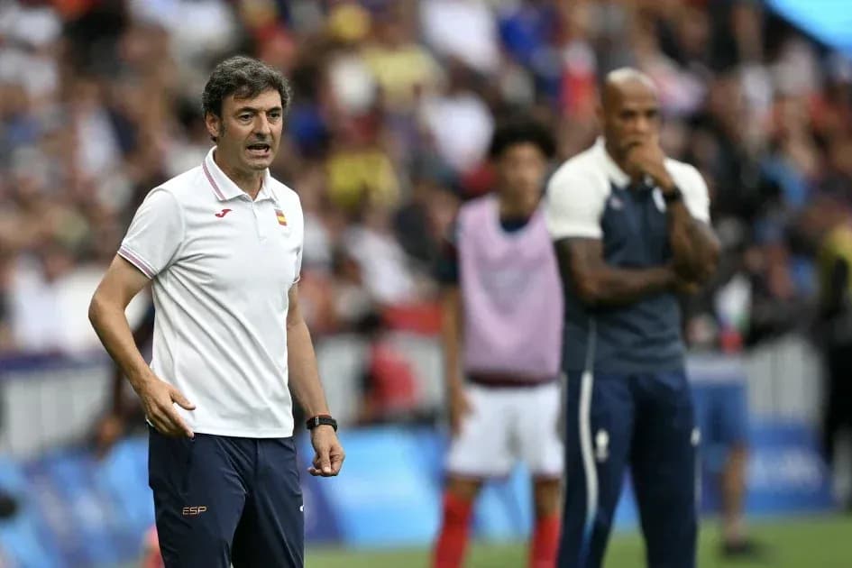 Entrenador dirigiendo al equipo durante el partido