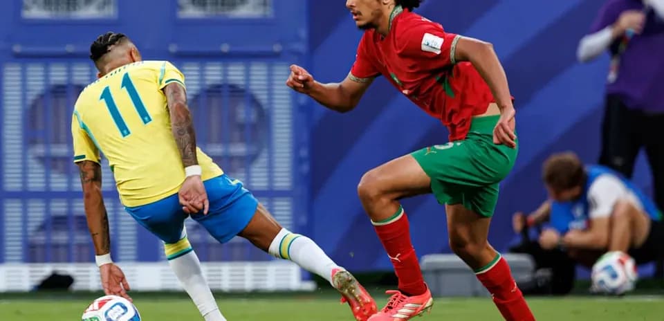 Jugador de Brasil driblando a defensor de Marruecos
