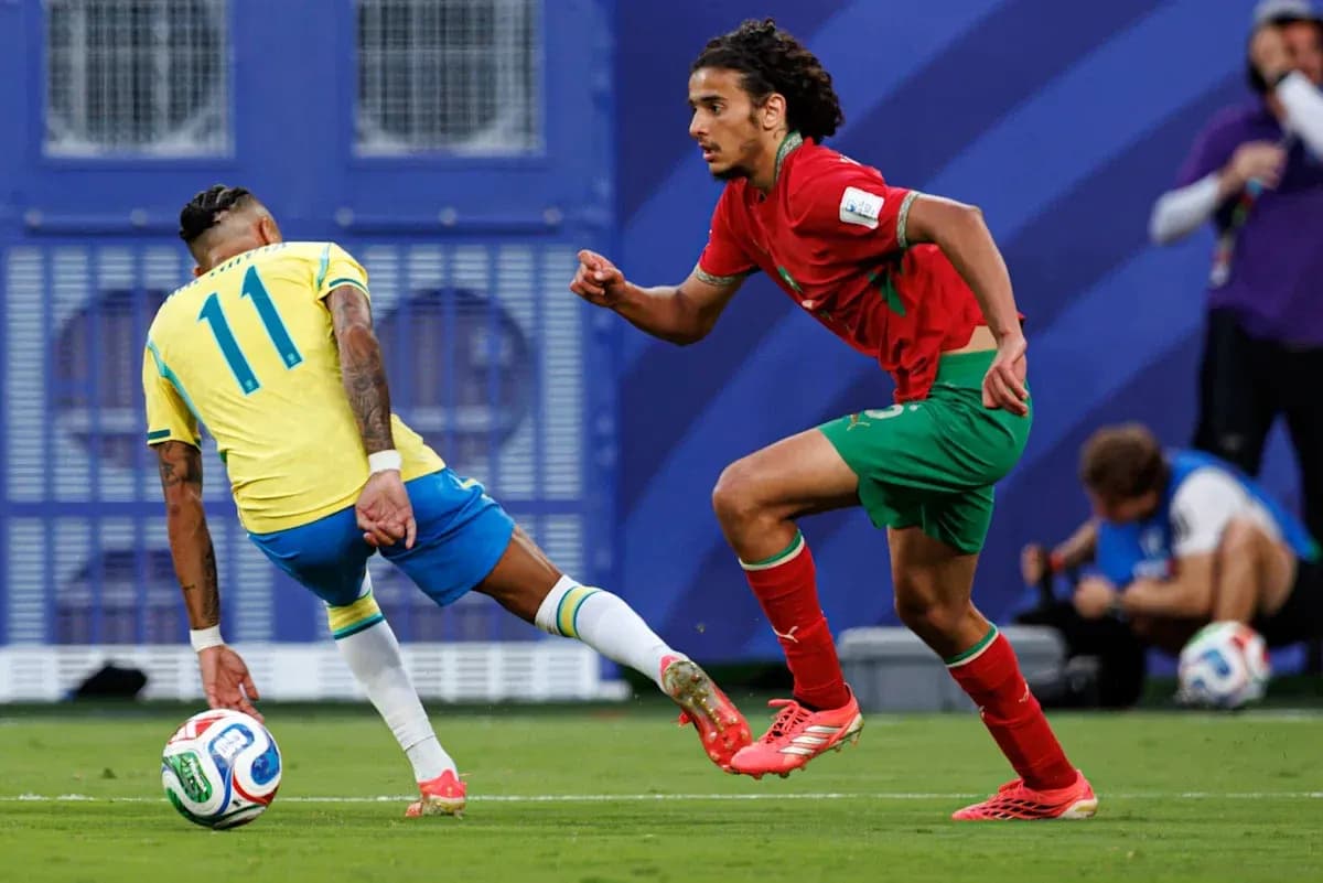 Jugador de Brasil driblando a defensor de Marruecos