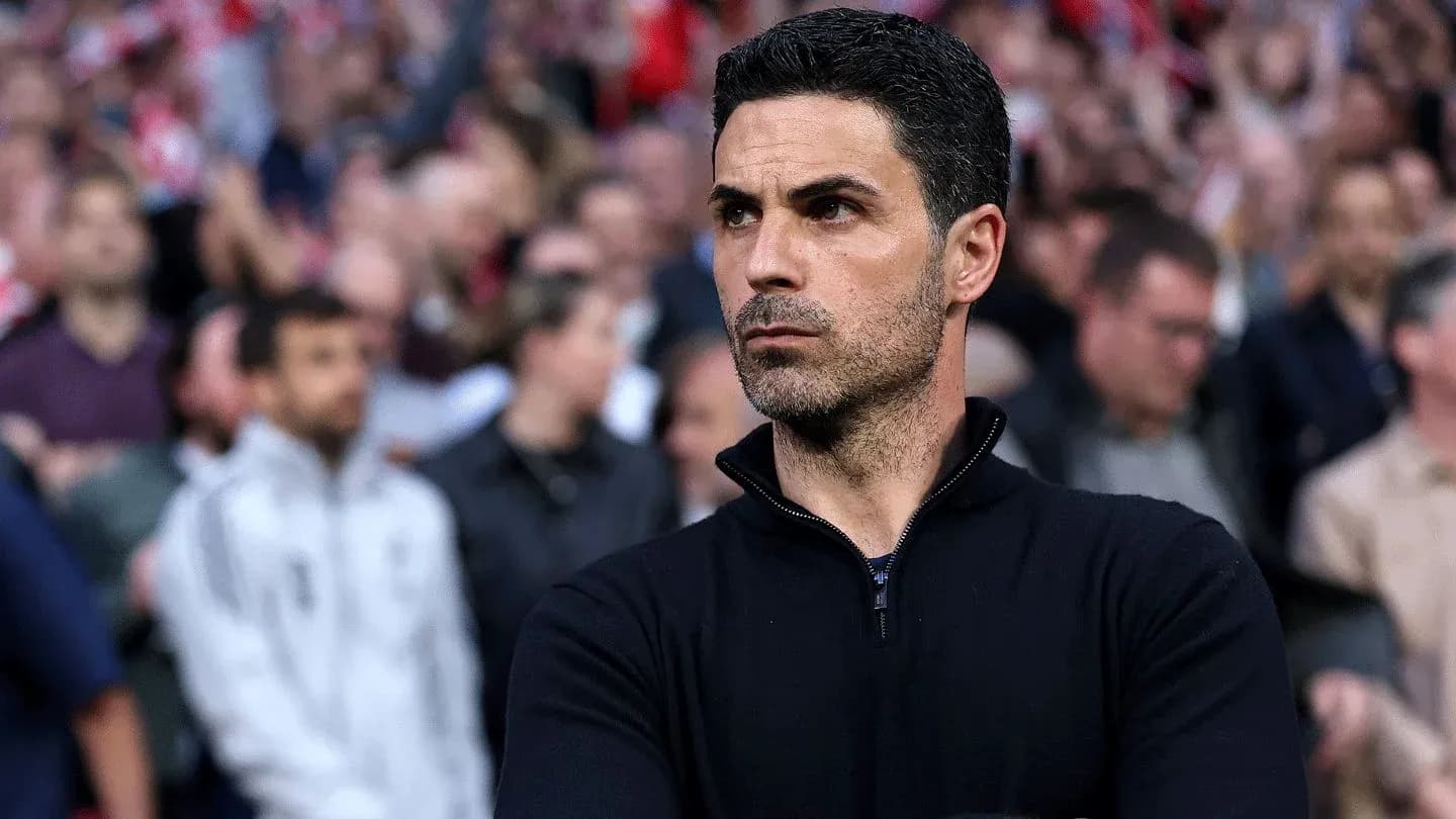 Entrenador observando el partido desde la grada