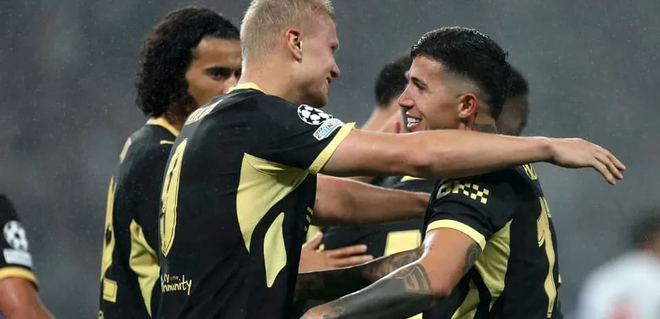 Jugadores celebrando un gol en el partido