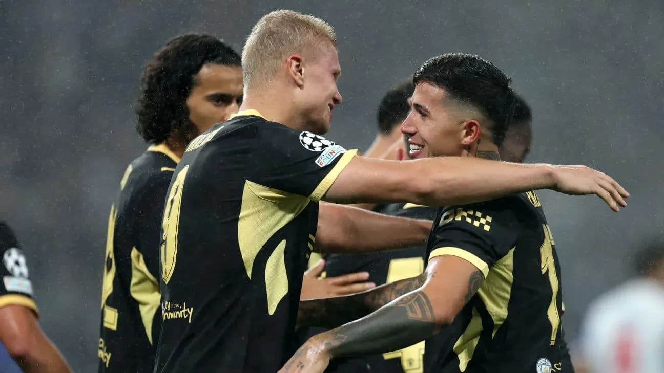 Jugadores celebrando un gol en el partido