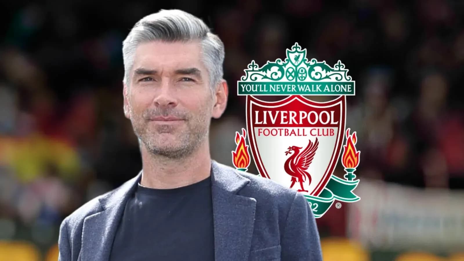 Hombre posando frente al logo de Liverpool FC