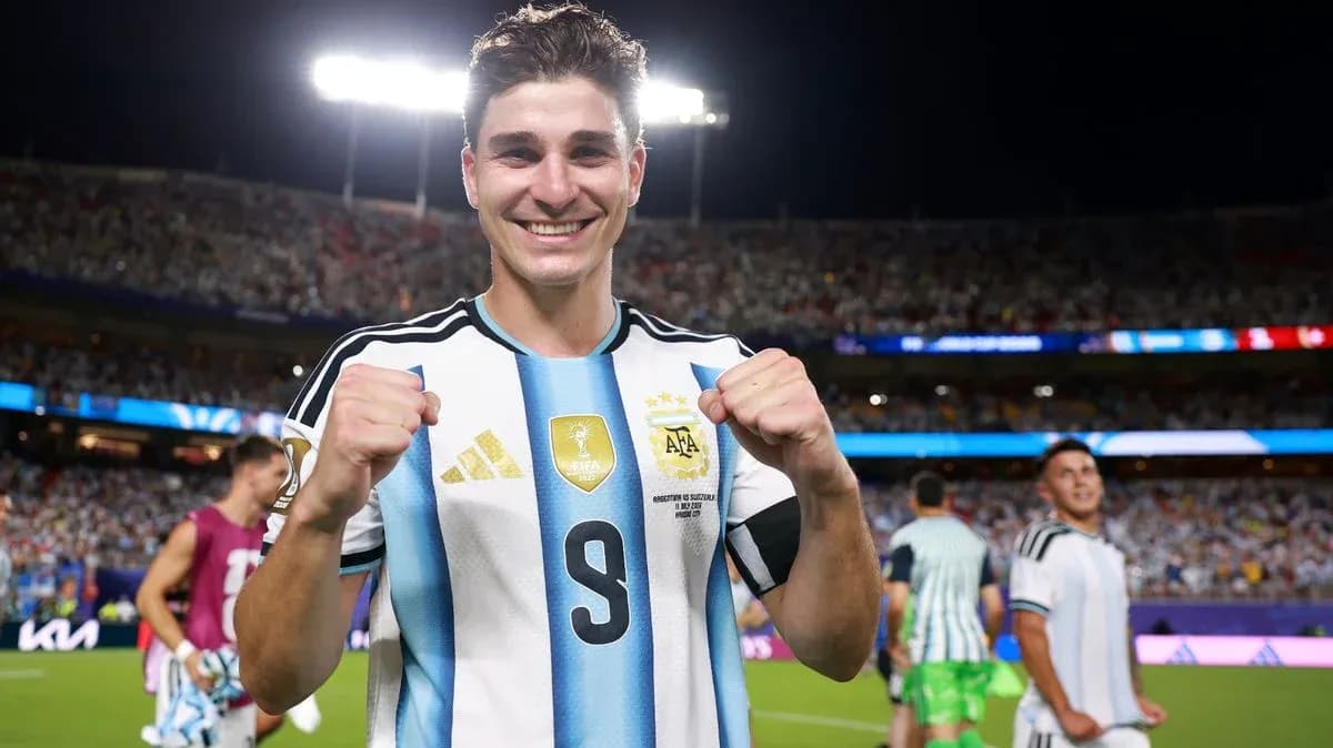 Jugador argentino sonriendo y festejando en el estadio