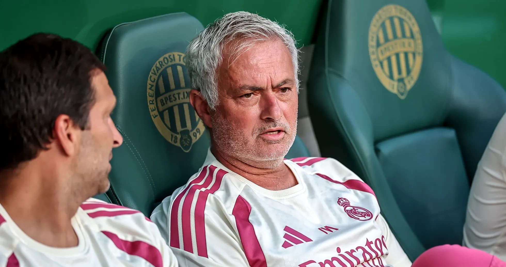 Entrenador sentado en el banquillo durante el partido