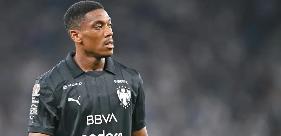 Jugador con camiseta negra de Monterrey en el campo