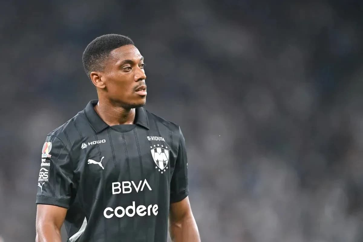 Jugador con camiseta negra de Monterrey en el campo