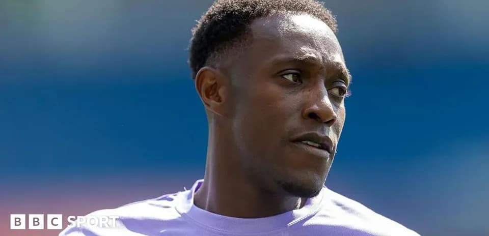 Jugador en camiseta morada en el campo