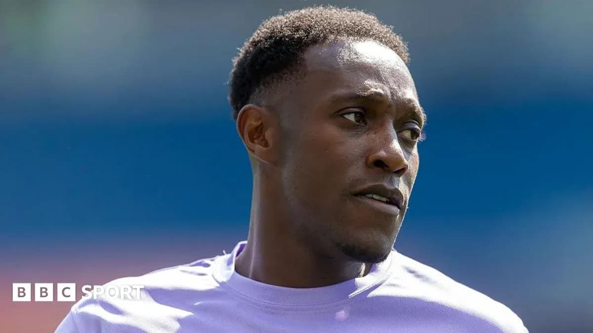 Jugador en camiseta morada en el campo