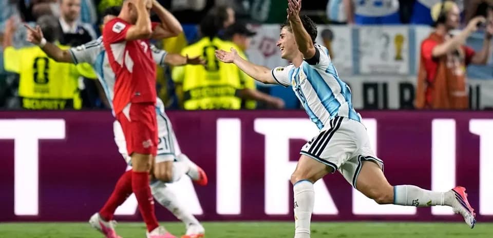 Jugador de Argentina celebrando un gol en el partido