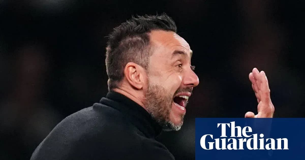 Entrenador dirigiendo a su equipo durante el partido